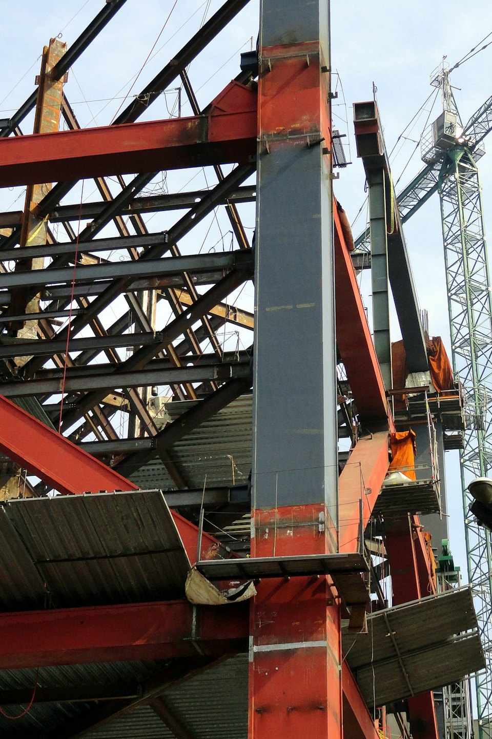 Vigas y columnas de acero de un edificio en construcción.