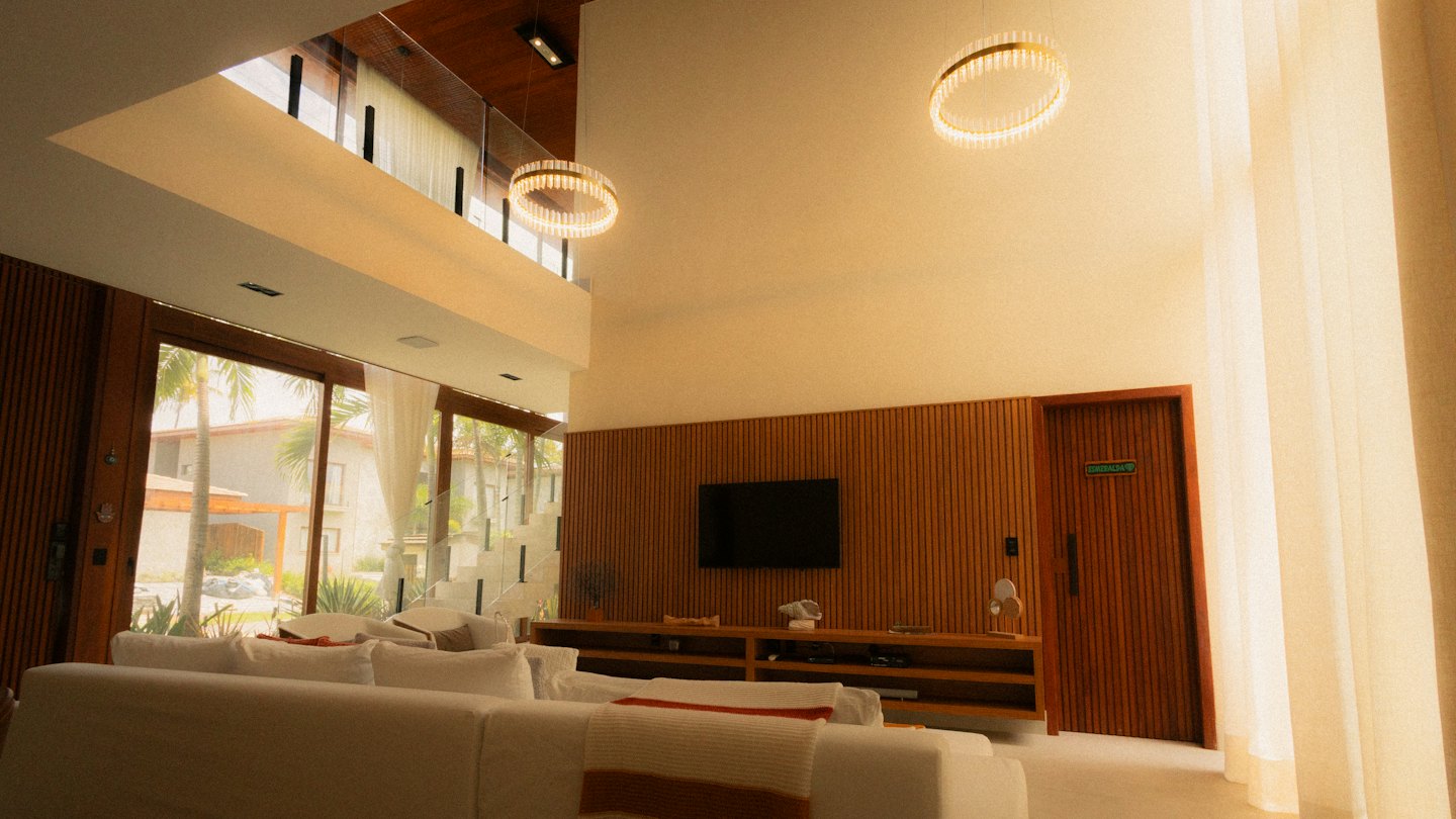 Sala de estar moderna con sofás modulares y pared de lamas de madera.
